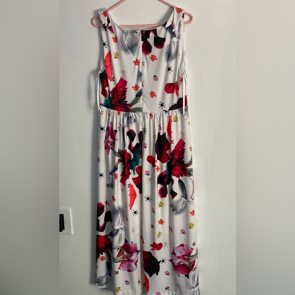 T Tahari SZ 8 maxi Red White beautiful multi color design sleeveless dress